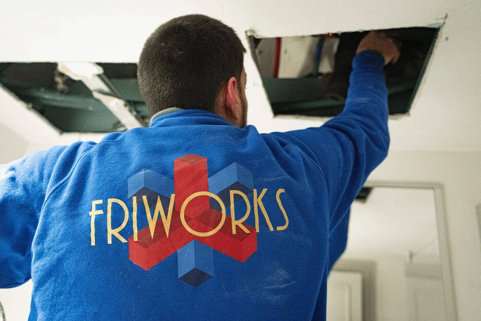 Técnico de Friworks trabajando sobre un falso techo, en un fotograma del vídeo que grabé en una de sus instalaciones